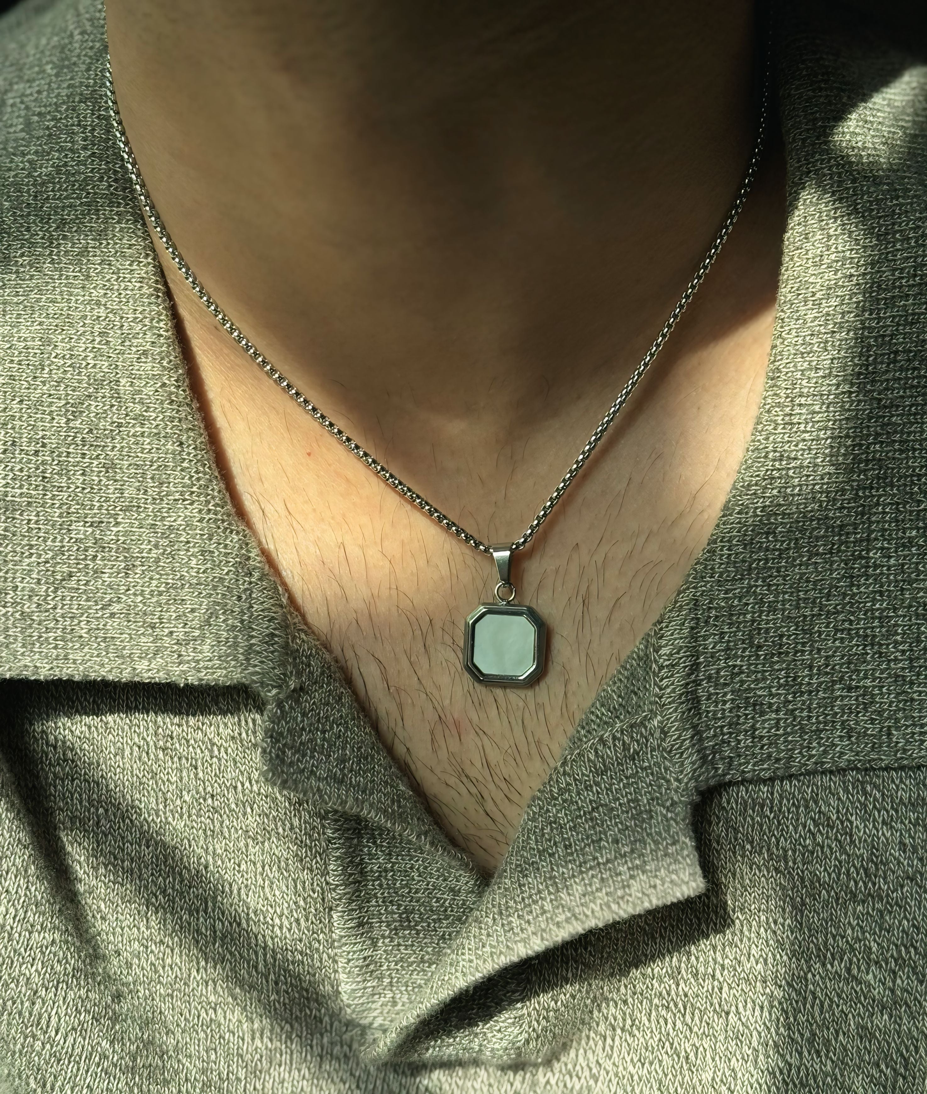 Pearl White Pendant - Trifid